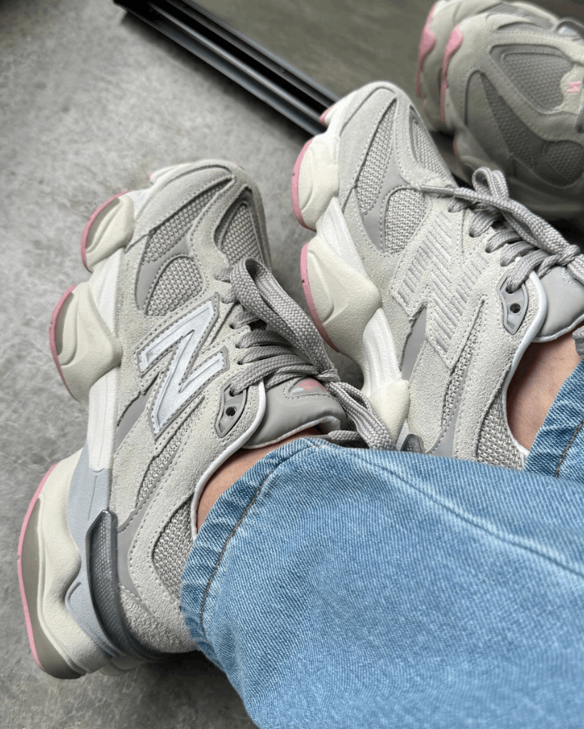 Tênis New Balance 9060 Cinza com Rosa Feminino em Camurça