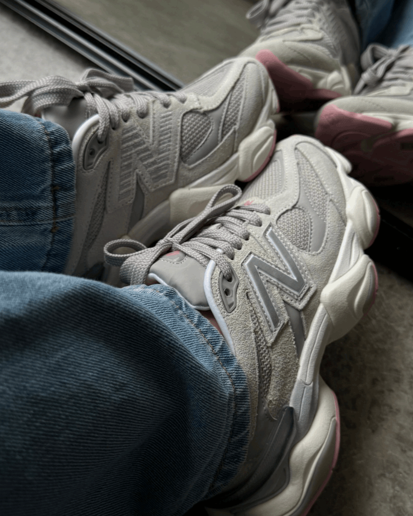 Tênis New Balance 9060 Cinza com Rosa Feminino em Camurça