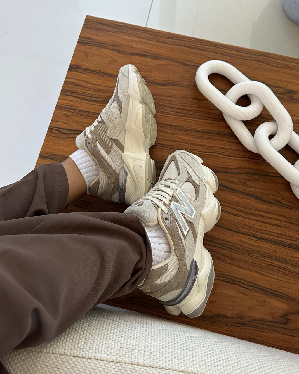 Tênis New Balance 9060 Nude Feminino em Camurça