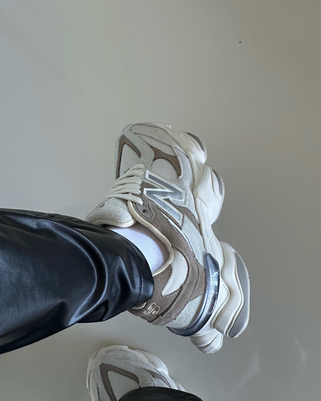 Tênis New Balance 9060 Nude Feminino em Camurça