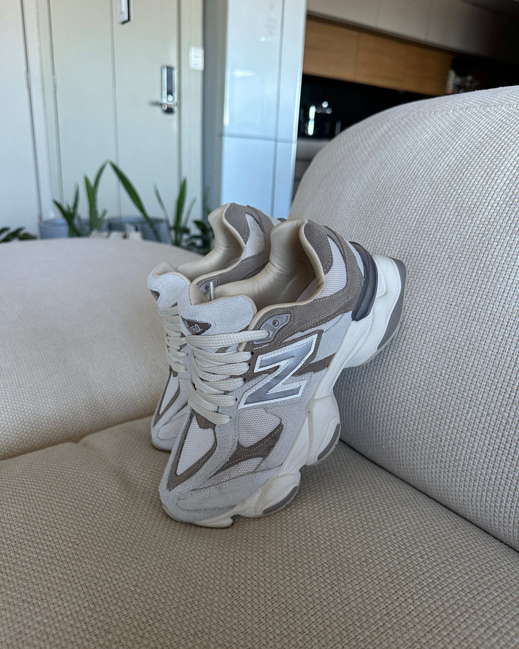 Tênis New Balance 9060 Nude Feminino em Camurça