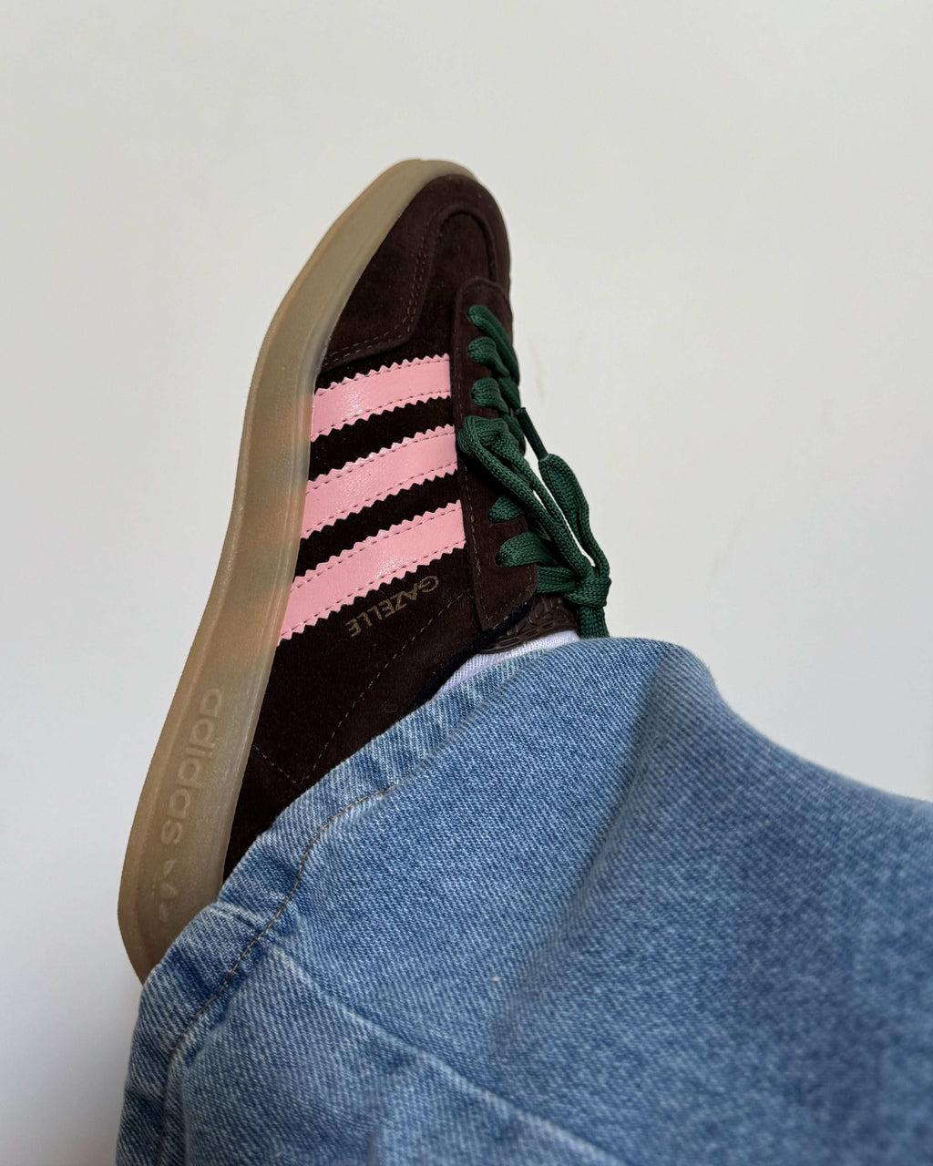 Tênis Adidas Gazelle Marrom com Rosa Feminino Retrô