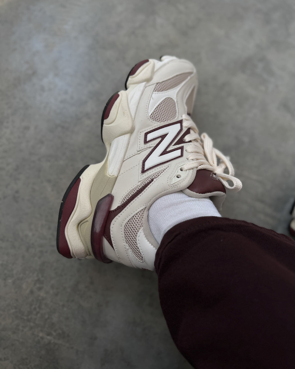 Tênis New Balance 9060 Off Bordo Feminino Casual