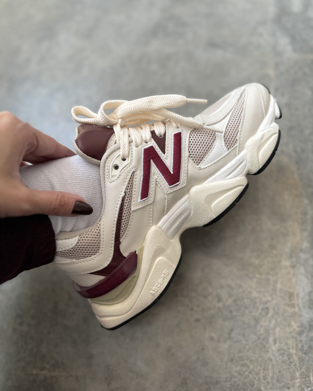 Tênis New Balance 9060 Off Bordo Feminino Casual