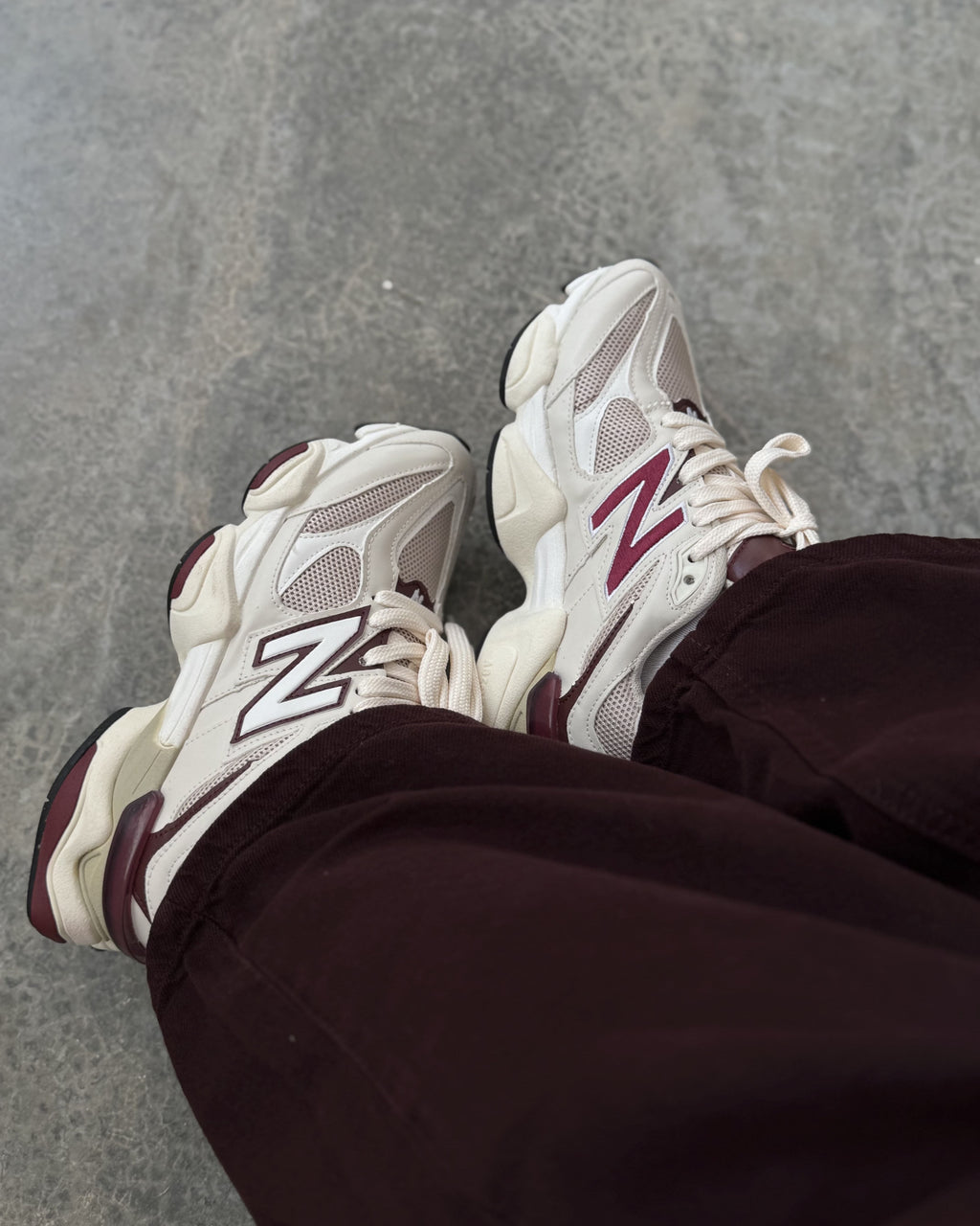 Tênis New Balance 9060 Off Bordo Feminino Casual