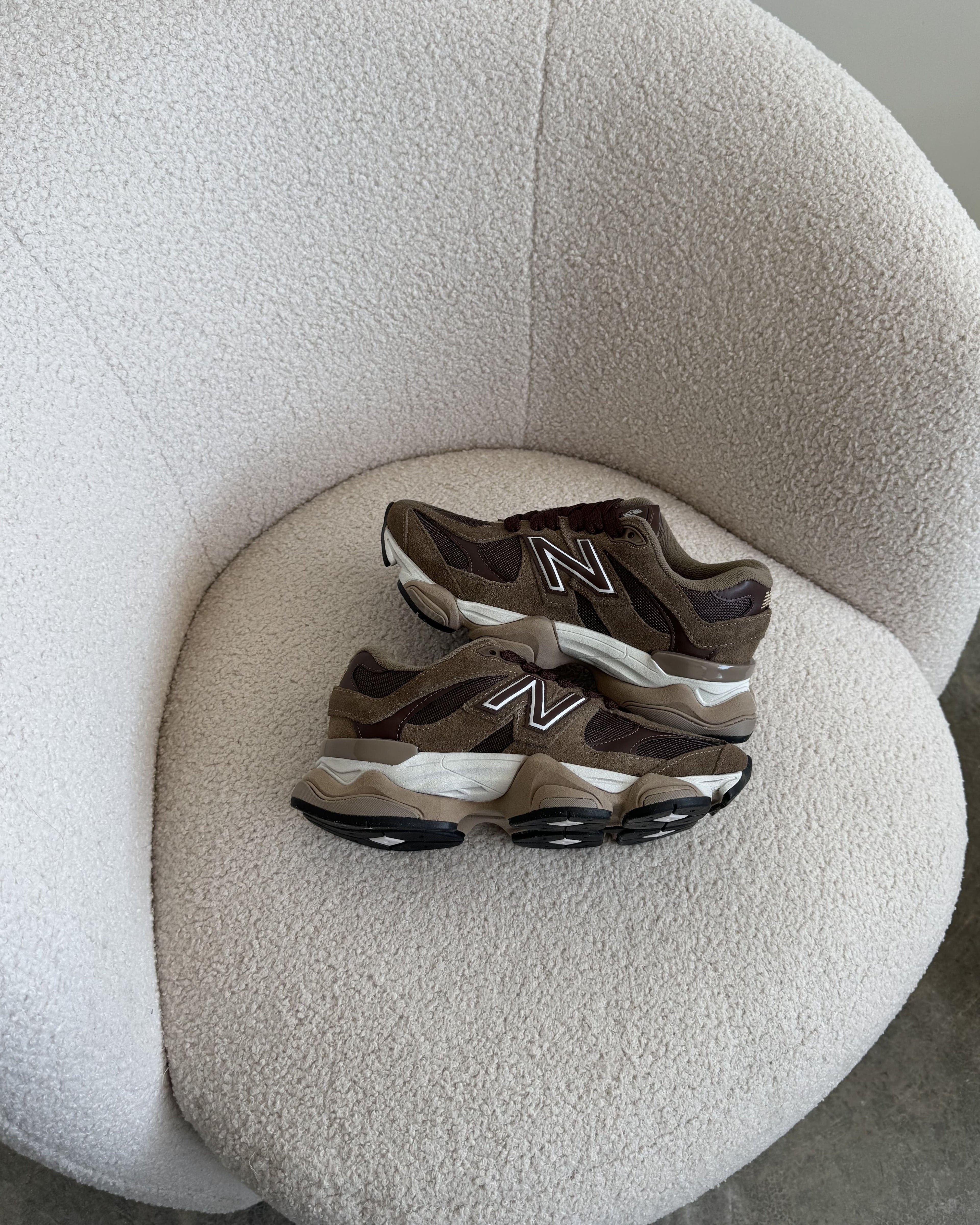 Tênis New Balance 9060 Marrom