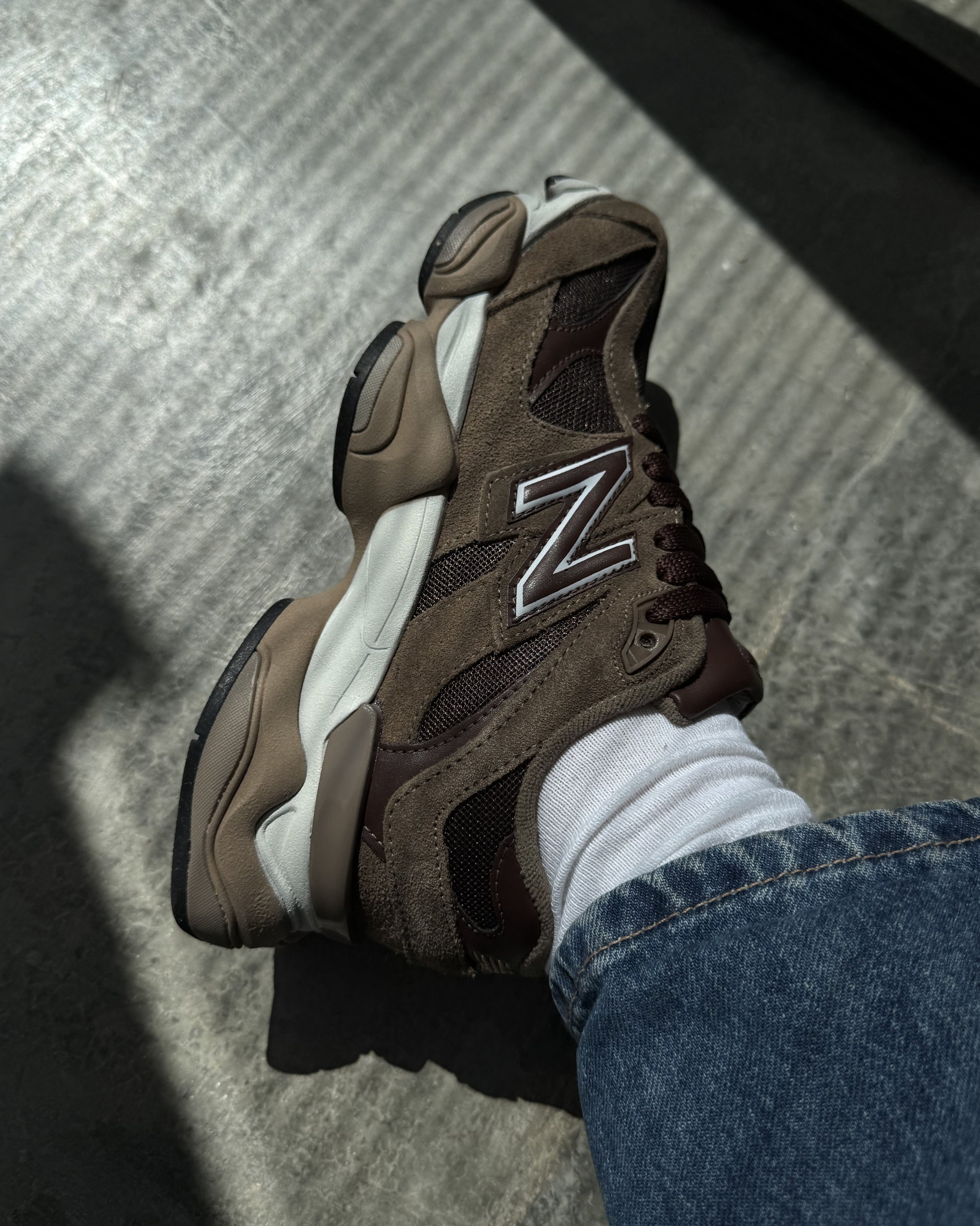 Tênis New Balance 9060 Marrom