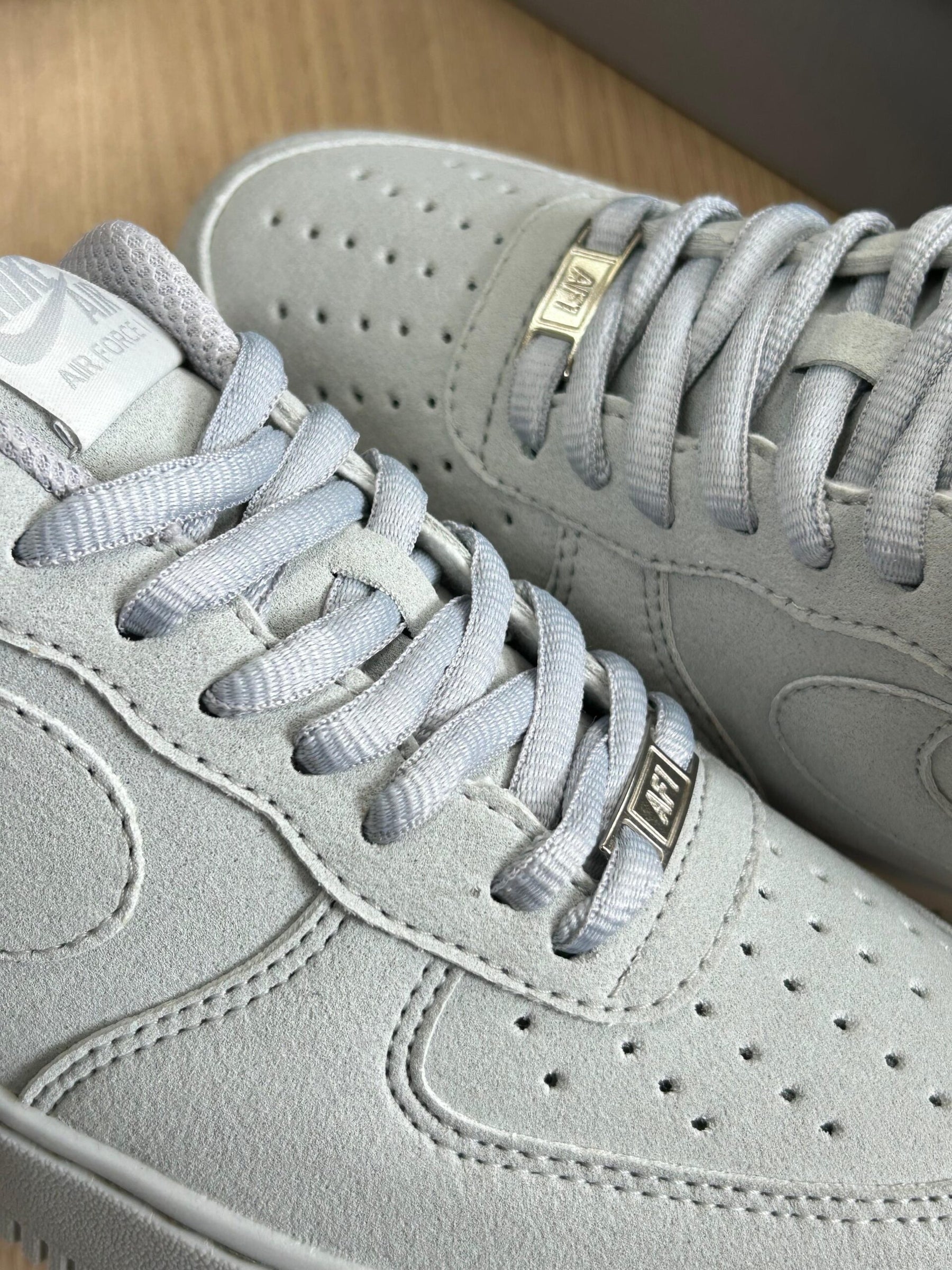 Nike Air Force Camurça Natural Cinza