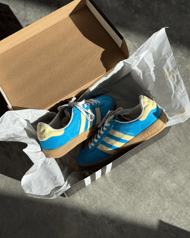 Tênis Adidas Gazelle Indoor Azul Manteiga Feminino em Camurça Atoalhada