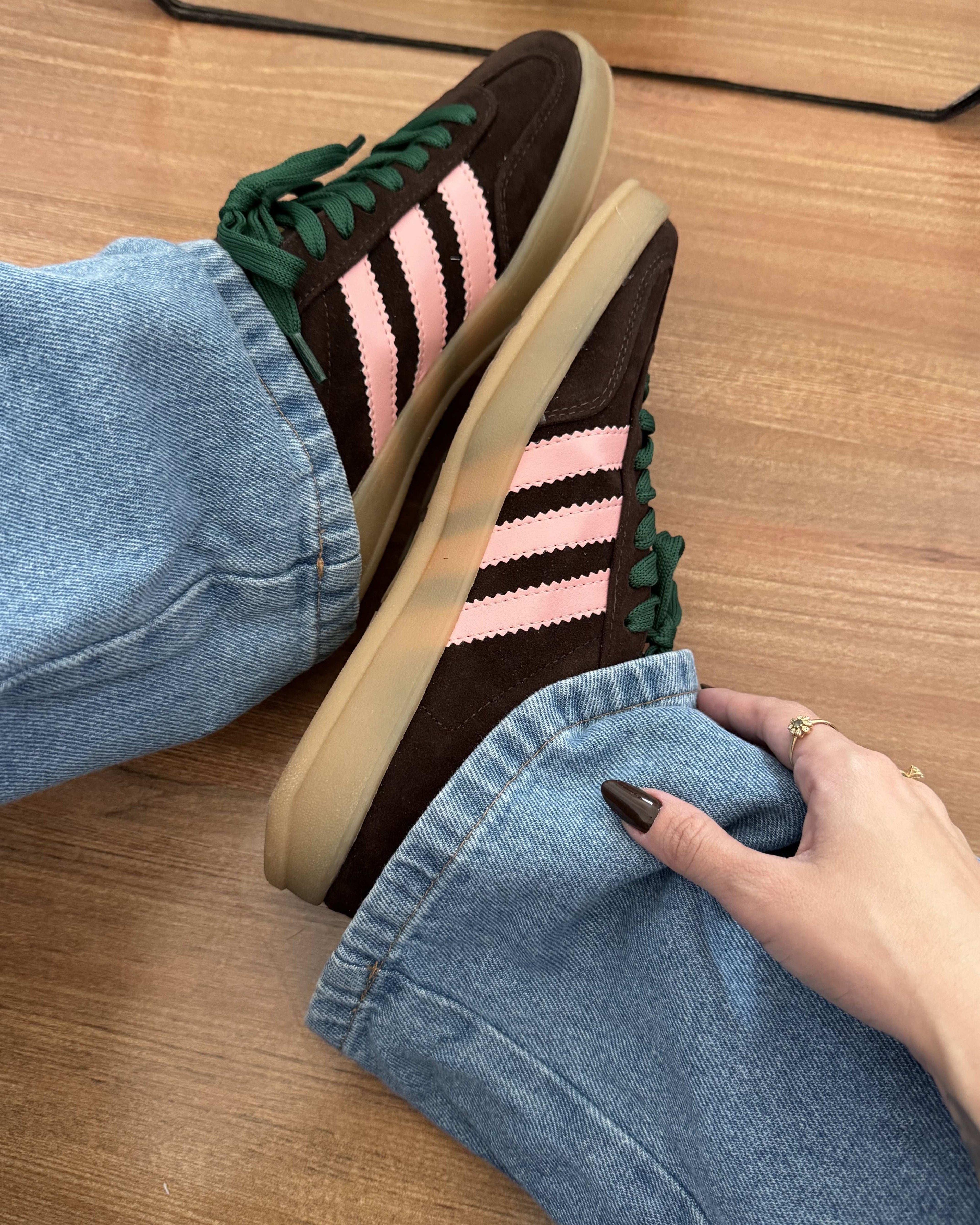 Tênis Adidas Gazelle Marrom com Rosa Feminino Retrô