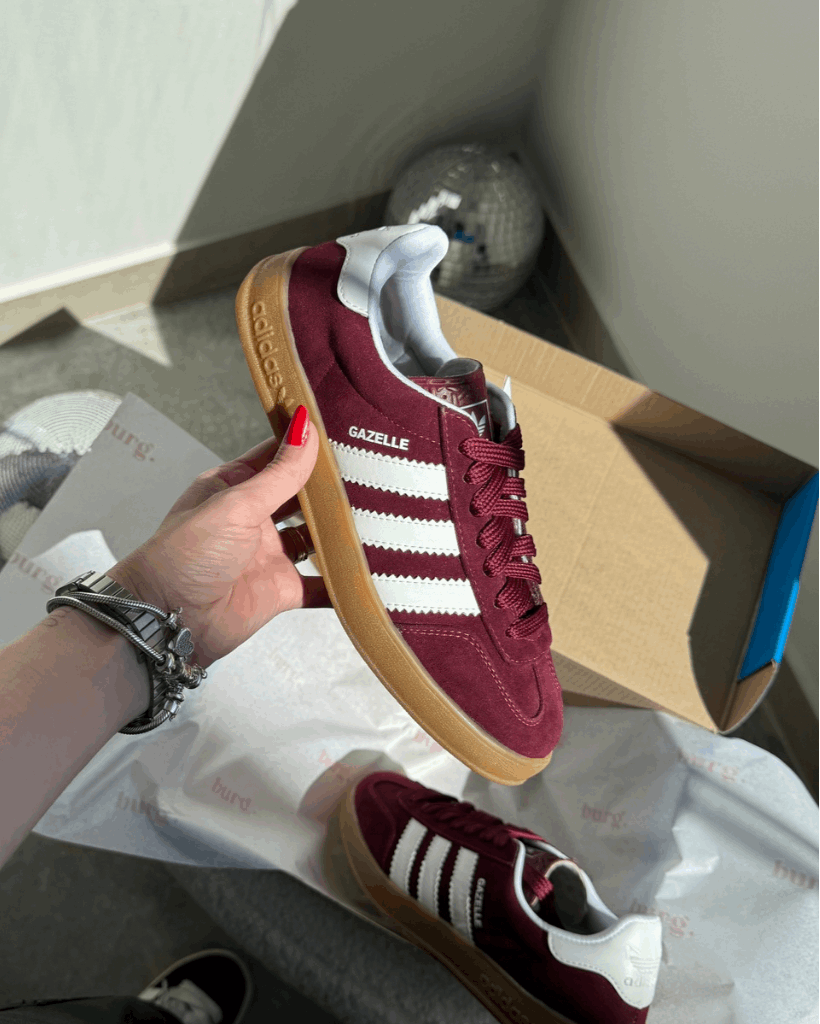 Tênis Adidas Gazelle Vinho Feminino com Solado Caramelo