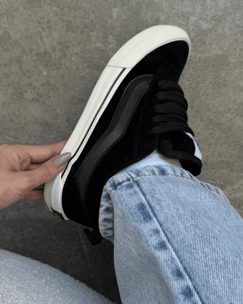 Tênis Knu Black Unissex com Cadarço Largo e Solado Waffle