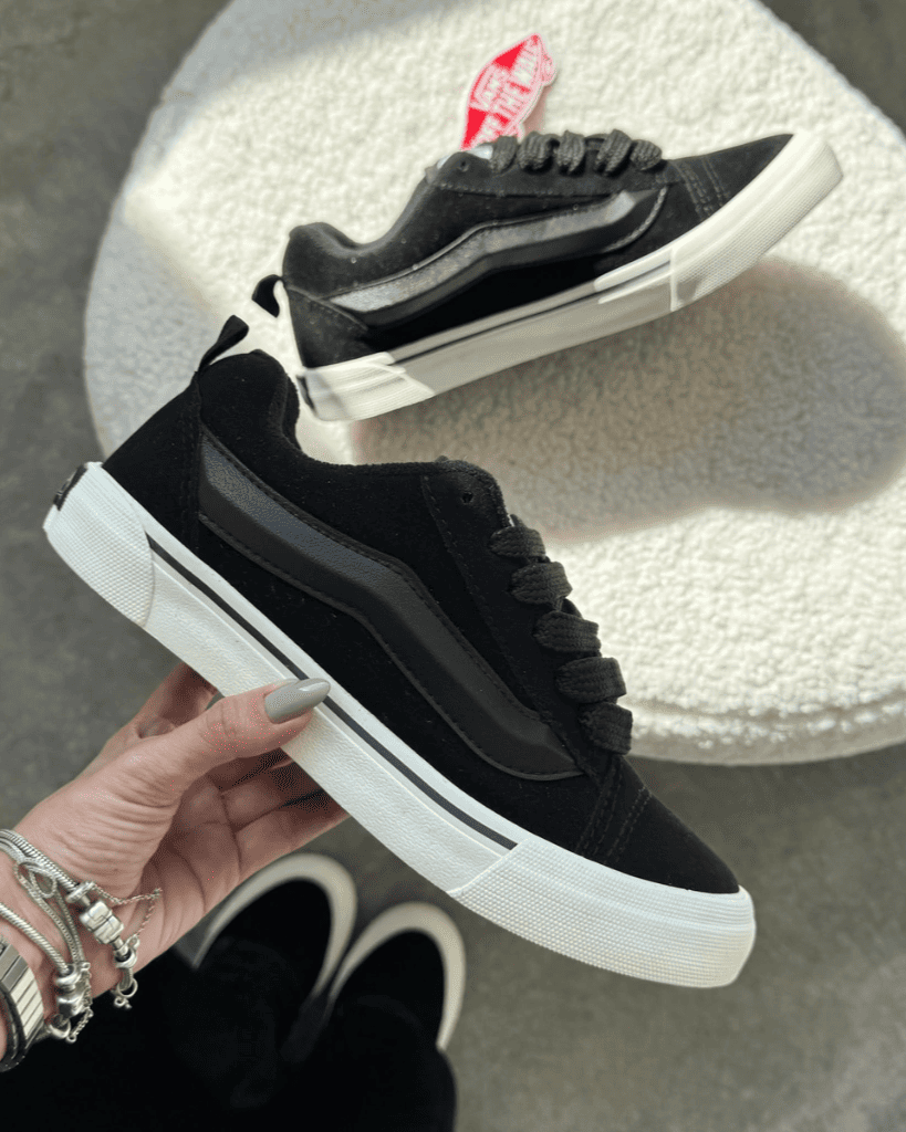 Tênis Knu Black Unissex com Cadarço Largo e Solado Waffle