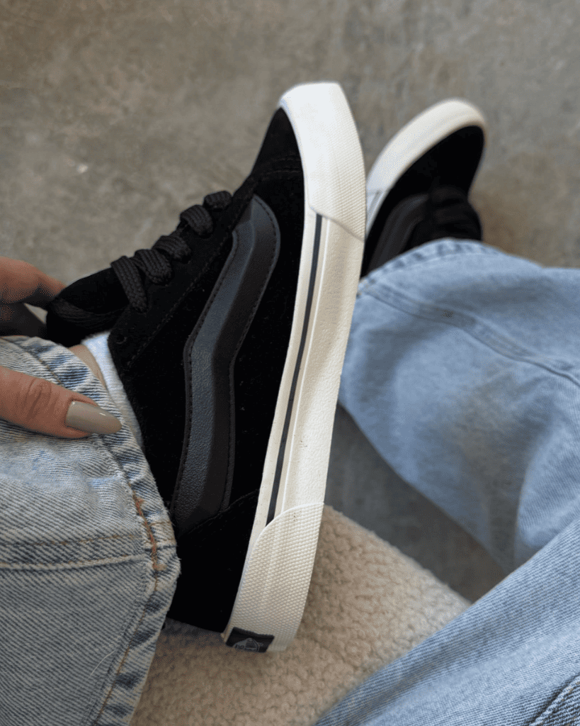 Tênis Knu Black Unissex com Cadarço Largo e Solado Waffle