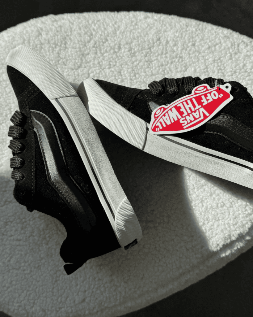 Tênis Knu Black Unissex com Cadarço Largo e Solado Waffle