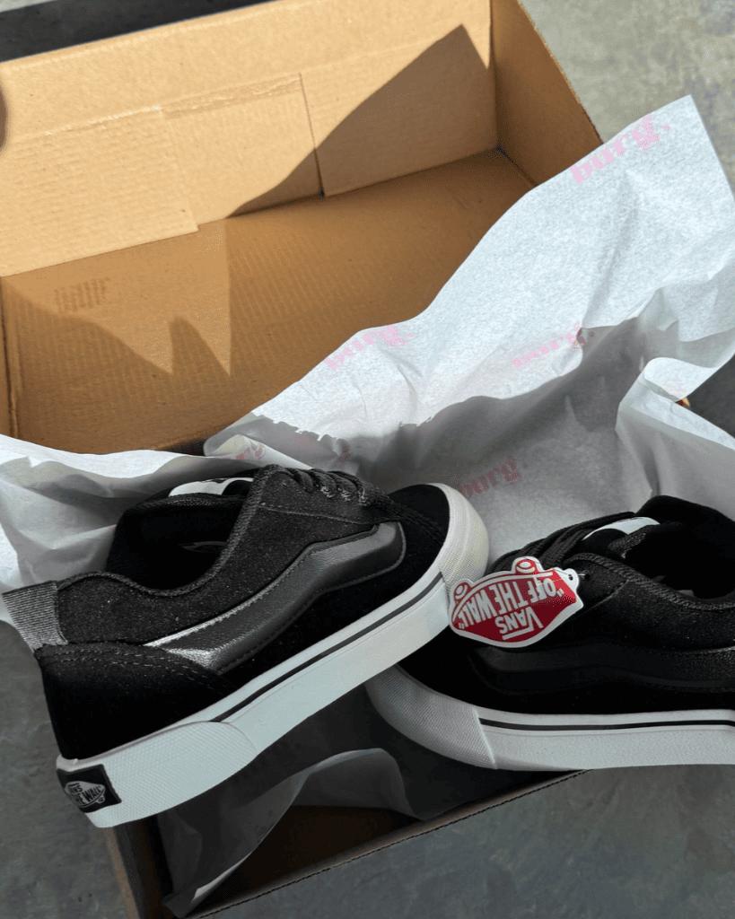 Tênis Knu Black Unissex com Cadarço Largo e Solado Waffle